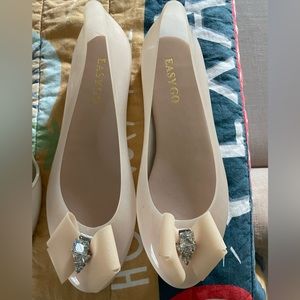 Nude silicone flats
